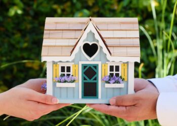 How Does Mortgage Refinancing Work?