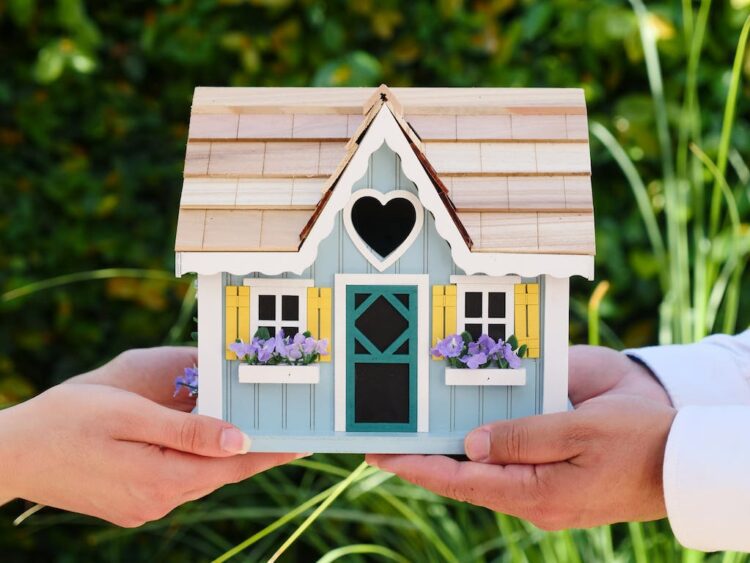 How Does Mortgage Refinancing Work?